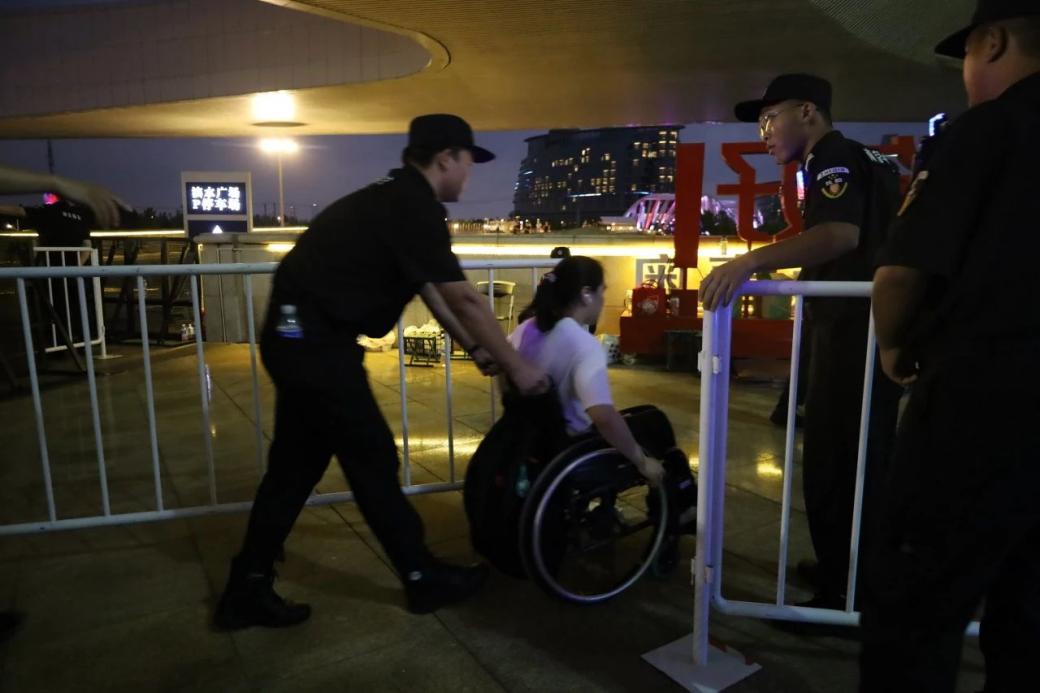 C:/Users/Administrator/Desktop/臺(tái)風(fēng)“貝碧嘉”來襲，南京保安積極應(yīng)對，“守”護(hù)萬家團(tuán)圓！/13.jpg13