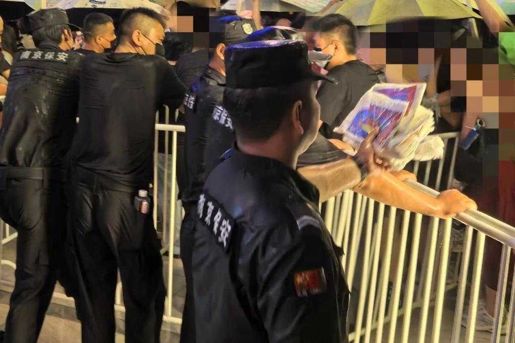 C:/Users/Administrator/Desktop/臺(tái)風(fēng)“貝碧嘉”來襲，南京保安積極應(yīng)對，“守”護(hù)萬家團(tuán)圓！/11.jpg11