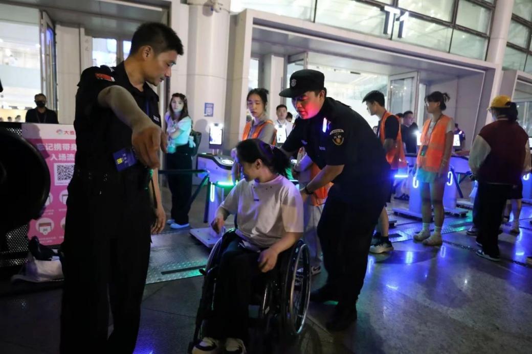 C:/Users/Administrator/Desktop/“安保鐵軍、硬核保障”2024系列報(bào)道四十二——南京市保安服務(wù)有限公司成功護(hù)航張碧晨「今兒個(gè)開心」十周年巡回演唱會(huì)南京站安保任務(wù)/5.jpg5