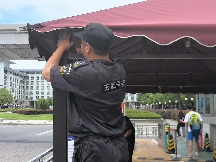 C:/Users/Administrator/Desktop/臺(tái)風(fēng)“貝碧嘉”來襲，南京保安積極應(yīng)對，“守”護(hù)萬家團(tuán)圓！/6.jpg6