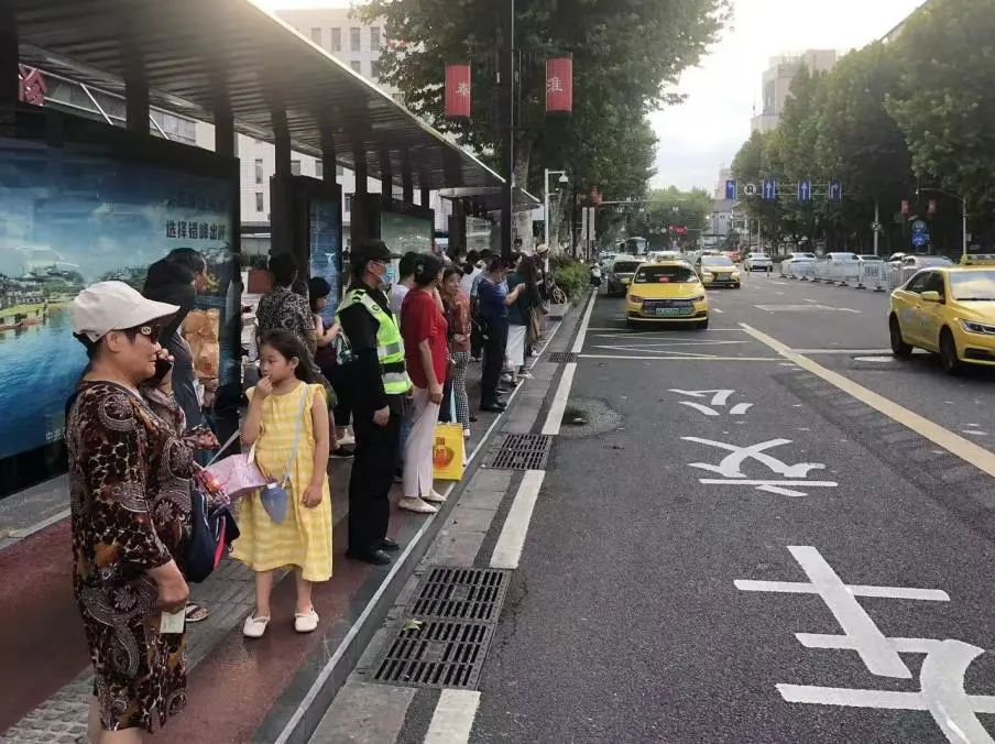 C:/Users/Administrator/Desktop/臺(tái)風(fēng)“貝碧嘉”來襲，南京保安積極應(yīng)對，“守”護(hù)萬家團(tuán)圓！/2.jpg2