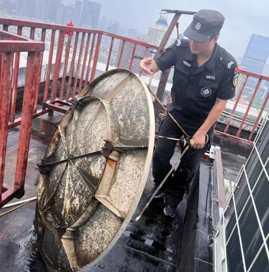 C:/Users/BA/Desktop/風(fēng)雨過后南京保安迅速行動(dòng)，恢復(fù)安“寧”面貌/11.jpg11