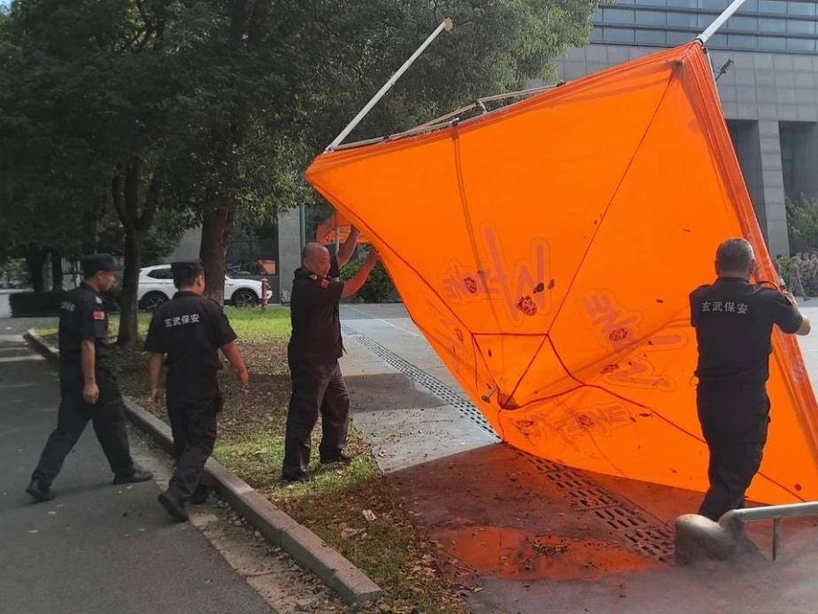 C:/Users/Administrator/Desktop/臺(tái)風(fēng)“貝碧嘉”來襲，南京保安積極應(yīng)對，“守”護(hù)萬家團(tuán)圓！/3.jpg3