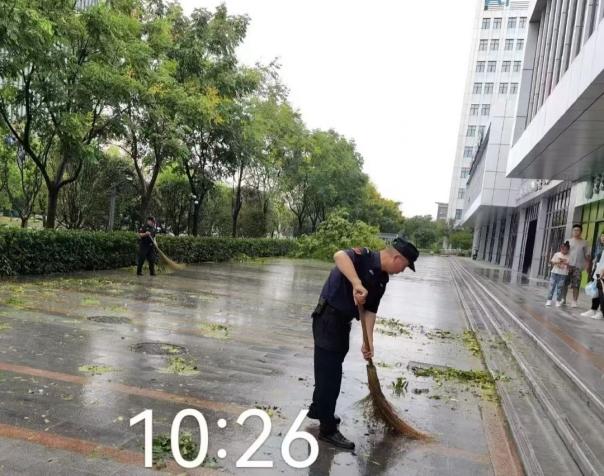 C:/Users/BA/Desktop/風(fēng)雨過后南京保安迅速行動(dòng)，恢復(fù)安“寧”面貌/5.jpg5