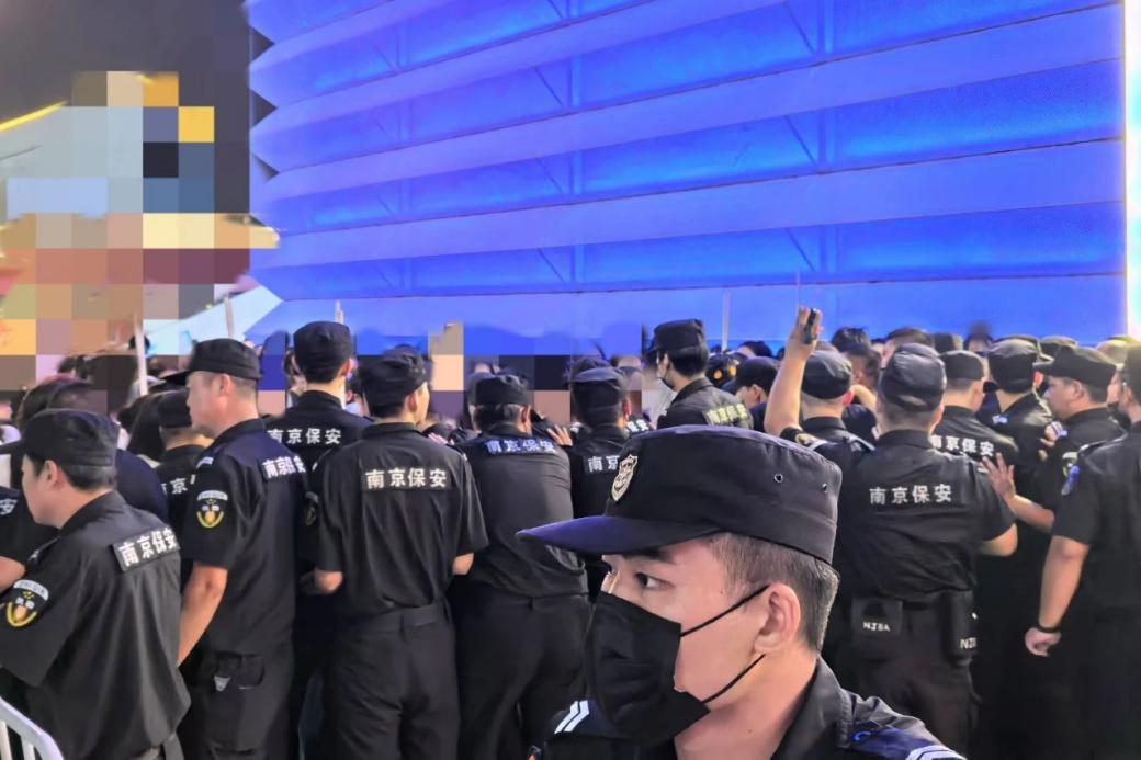 C:/Users/Administrator/Desktop/臺(tái)風(fēng)“貝碧嘉”來襲，南京保安積極應(yīng)對，“守”護(hù)萬家團(tuán)圓！/12.jpg12