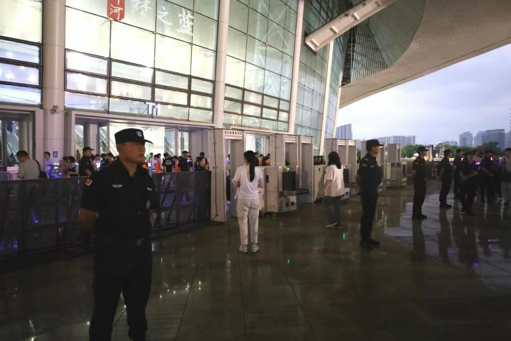 C:/Users/Administrator/Desktop/“安保鐵軍、硬核保障”2024系列報(bào)道四十二——南京市保安服務(wù)有限公司成功護(hù)航張碧晨「今兒個(gè)開心」十周年巡回演唱會(huì)南京站安保任務(wù)/3.jpg3