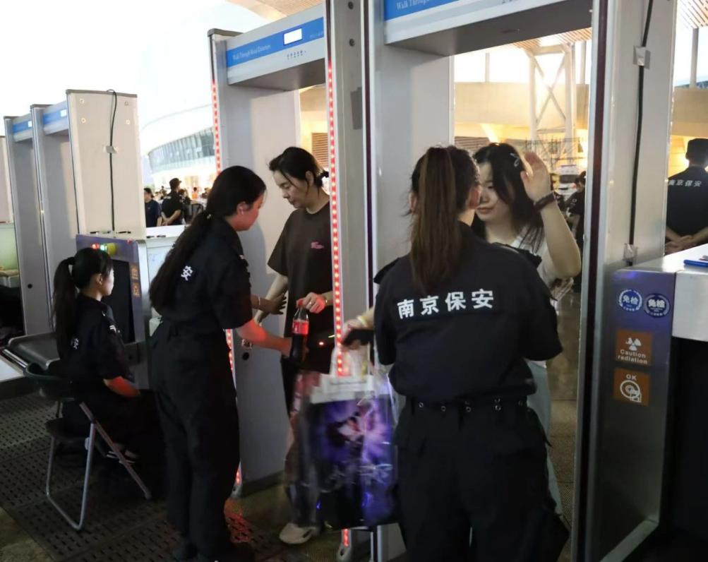 C:/Users/Administrator/Desktop/“安保鐵軍、硬核保障”2024系列報(bào)道四十二——南京市保安服務(wù)有限公司成功護(hù)航張碧晨「今兒個(gè)開心」十周年巡回演唱會(huì)南京站安保任務(wù)/2.jpg2