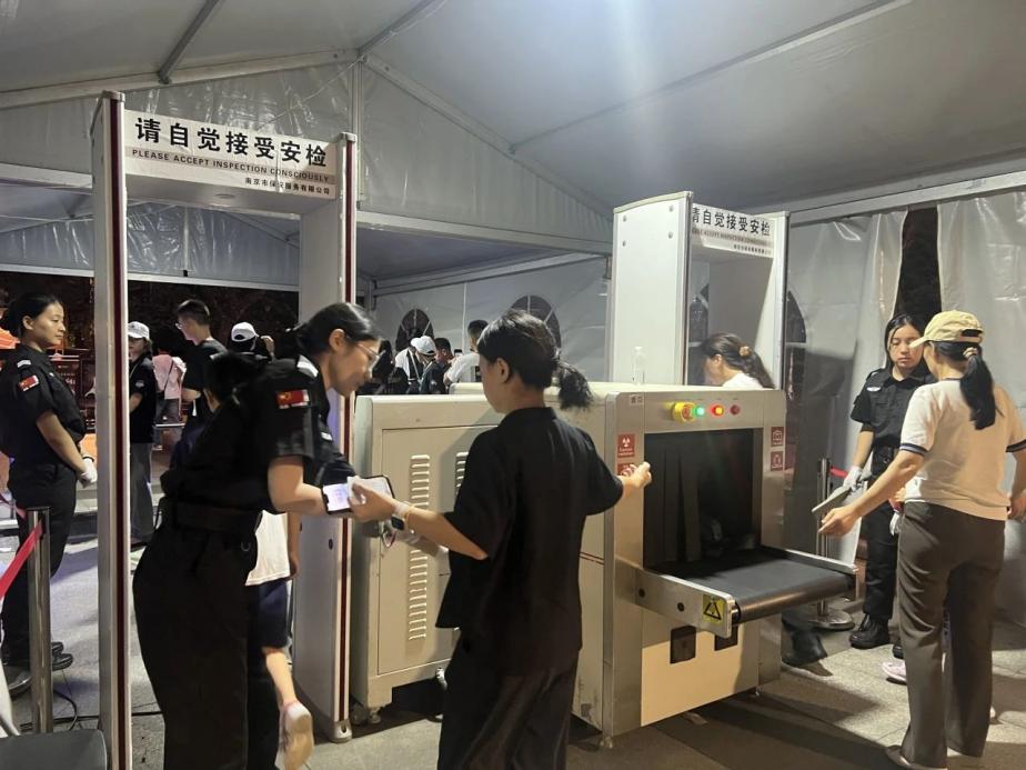 C:/Users/Administrator/Desktop/臺(tái)風(fēng)“貝碧嘉”來襲，南京保安積極應(yīng)對，“守”護(hù)萬家團(tuán)圓！/9.jpg9