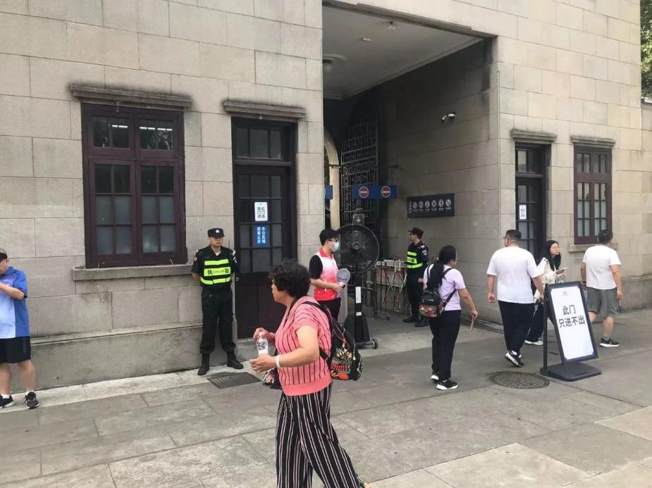 C:/Users/Administrator/Desktop/臺(tái)風(fēng)“貝碧嘉”來襲，南京保安積極應(yīng)對，“守”護(hù)萬家團(tuán)圓！/8.jpg8