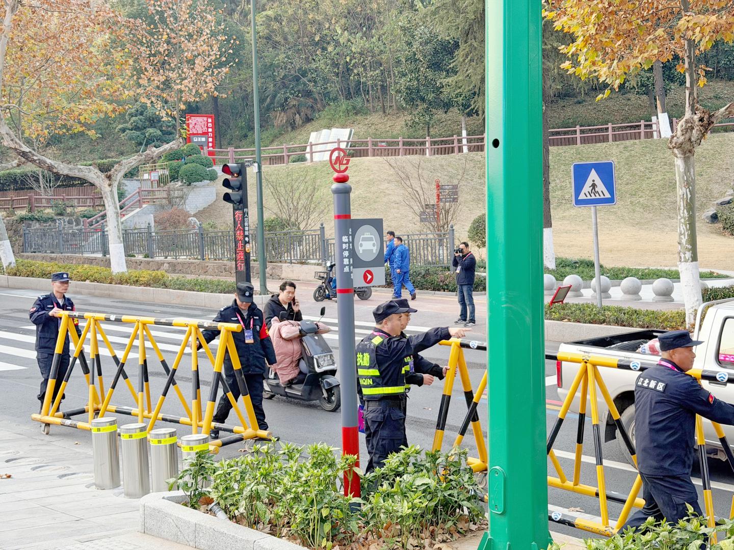 E:/25.12.10后 上傳網(wǎng)站留存/“保安衛(wèi)士”護(hù)航，熱血燃賽場！——南京市保安服務(wù)有限公司大廠分公司保障WCBA女籃聯(lián)賽激情開燃/照片/微信圖片_20251210163658_265_1.jpg微信圖片_20251210163658_265_1